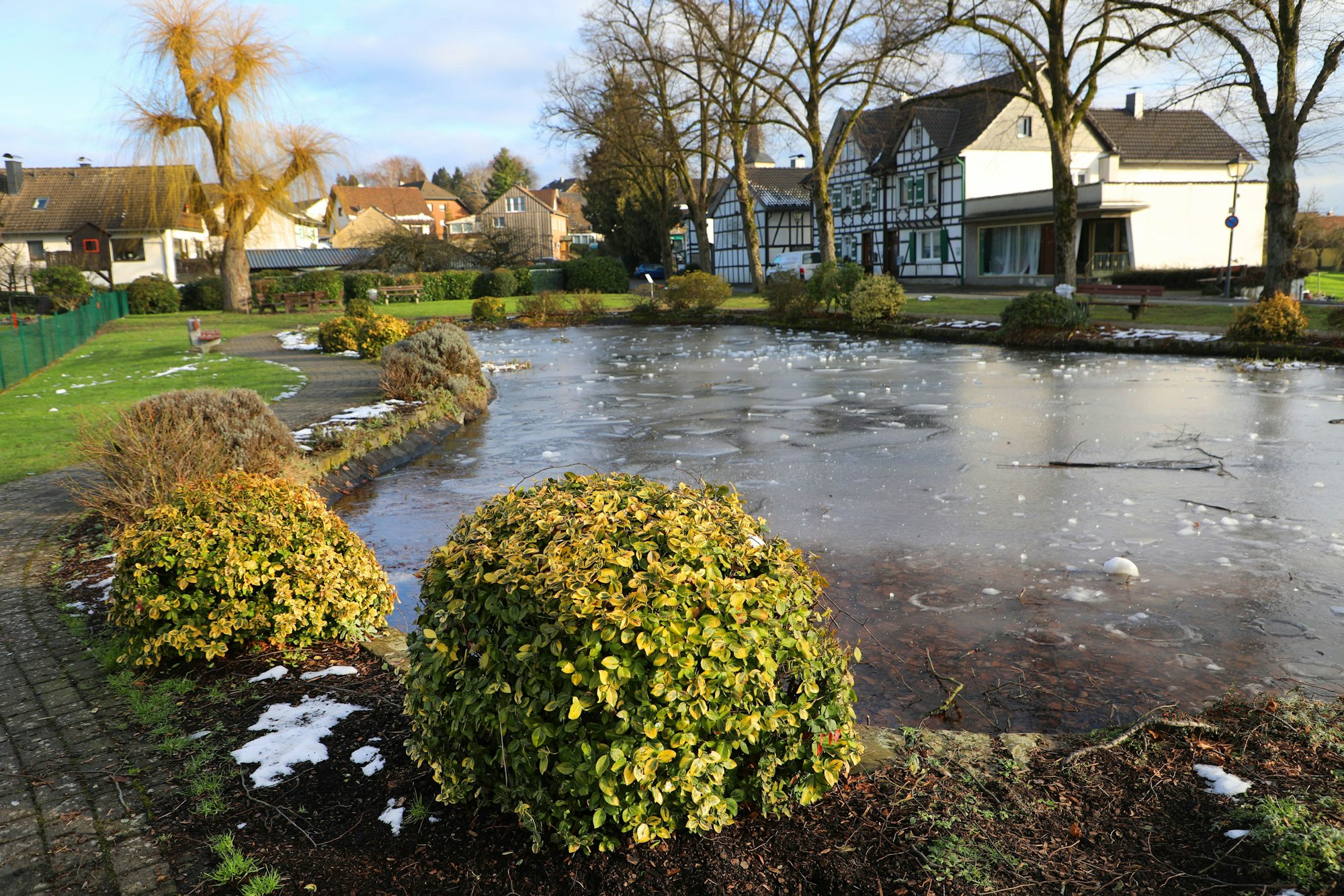 Vorbei am Dorfweiher von Winterscheid