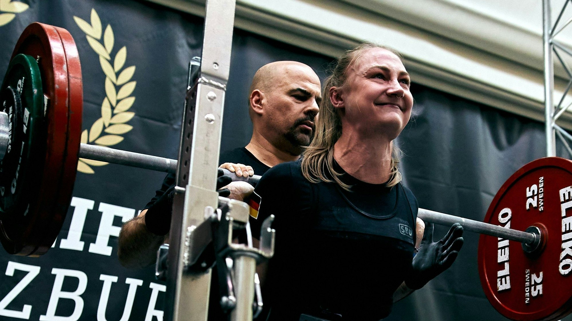 Helena Decker hebt Gewichte.