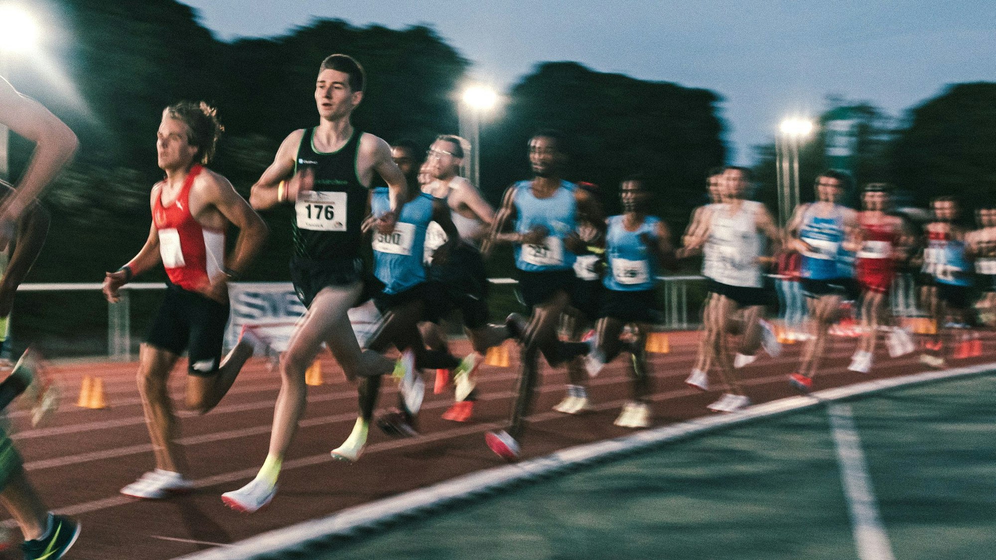 Yannick Reihs (Nr. 176) läuft auf einer Tartanbahn, seine Kontrahenten sind unscharf.