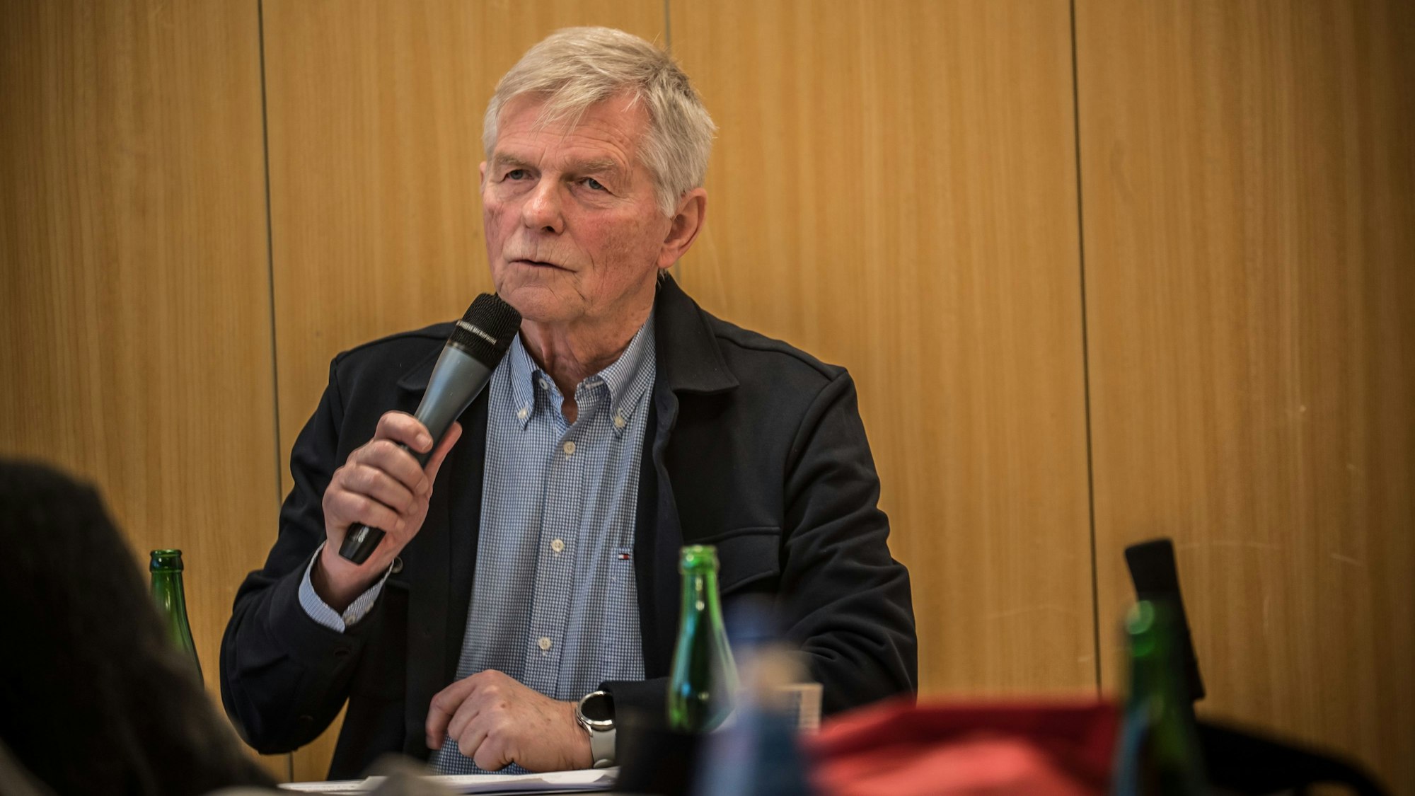 Peter Westermeiner bei einer Verdi-Diskussion zur Autobahn.