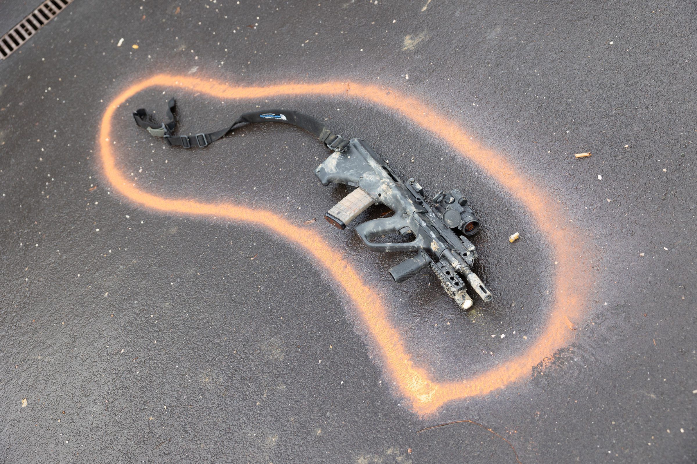 Ein Maschinengewehr, das auf dem Boden liegt.(Symbolbild)