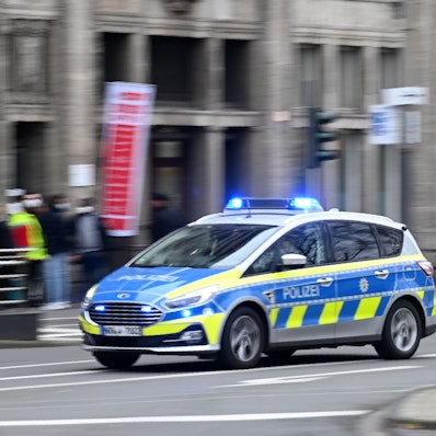 Ein Wagen der Polizei ist auf dem Weg zu einem Einsatz.