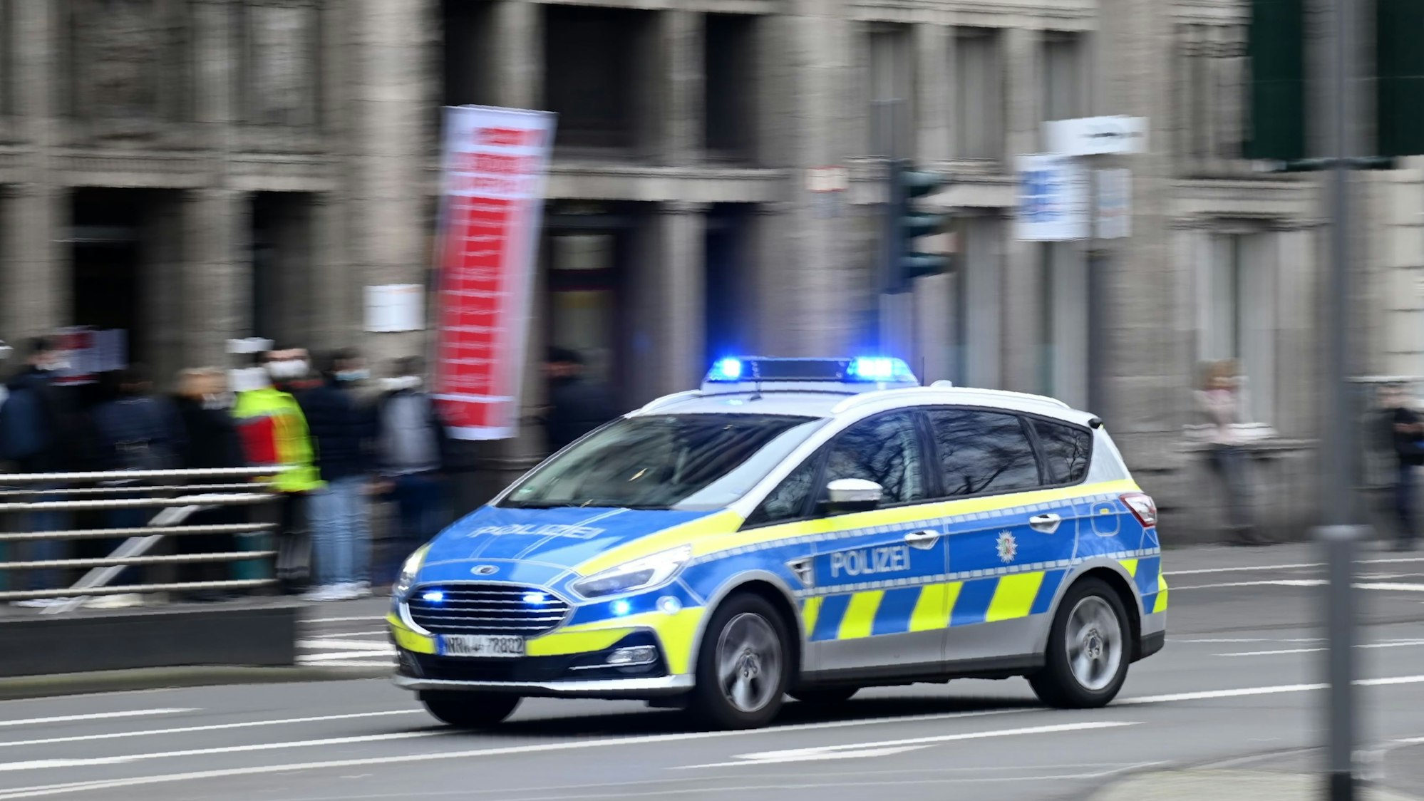 Ein Einsatzfahrzeug der Polizei am Neumarkt.