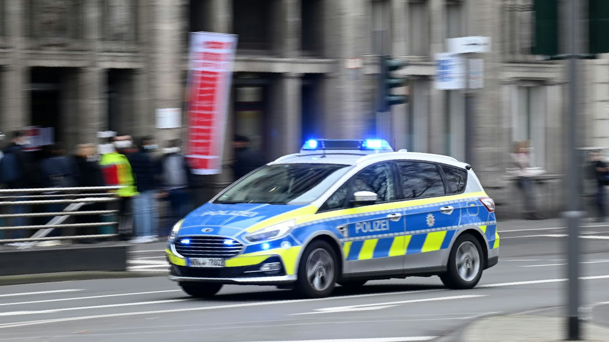 Ein Wagen der Polizei ist auf dem Weg zu einem Einsatz.