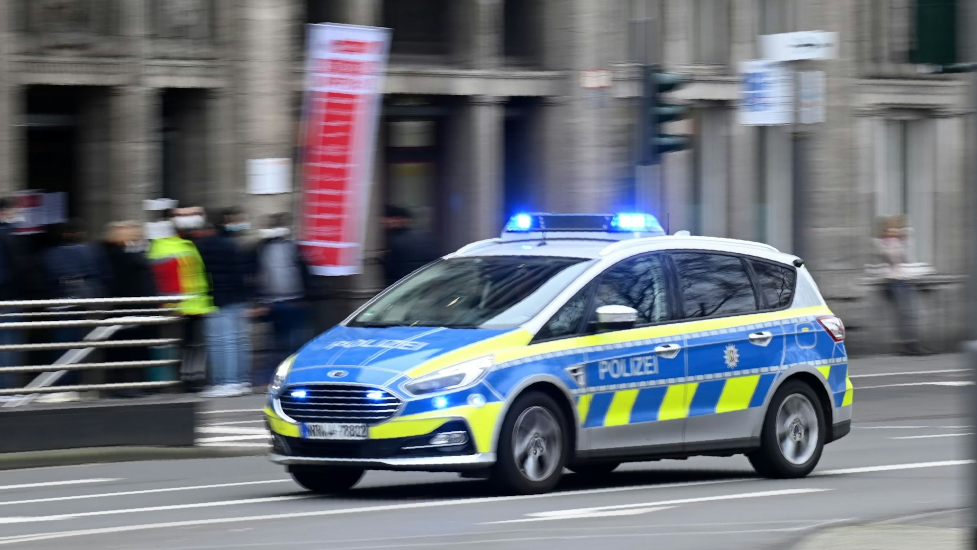 24.01.2022 Köln.
Einsatzfahrzeuge der Polizei am Neumarkt.