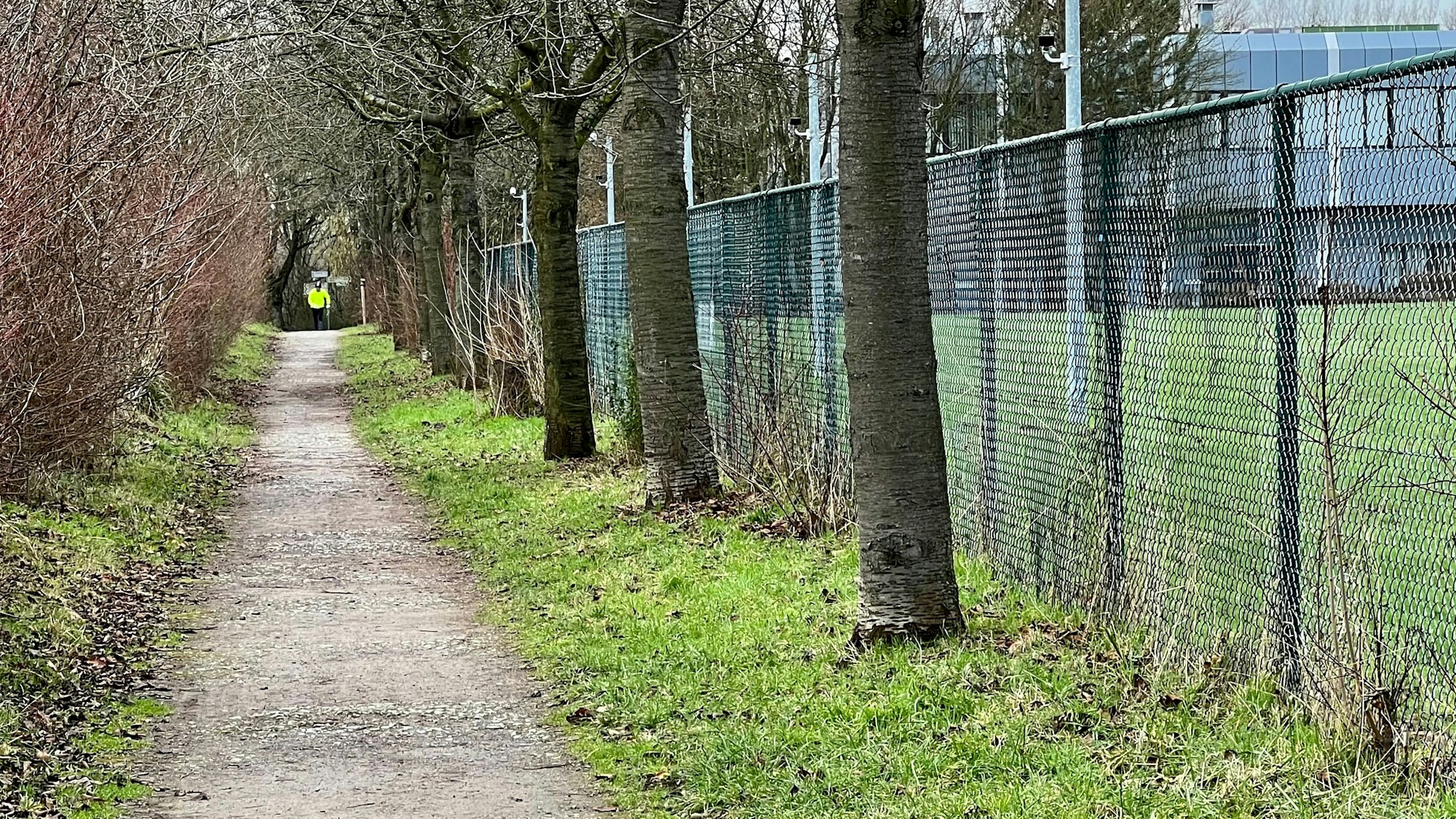 Der Fuß- und Radweg längs des eingezäunten Mazda-Geländes in Hitdorf in Richtung Rheinufer soll ausgebaut werden.