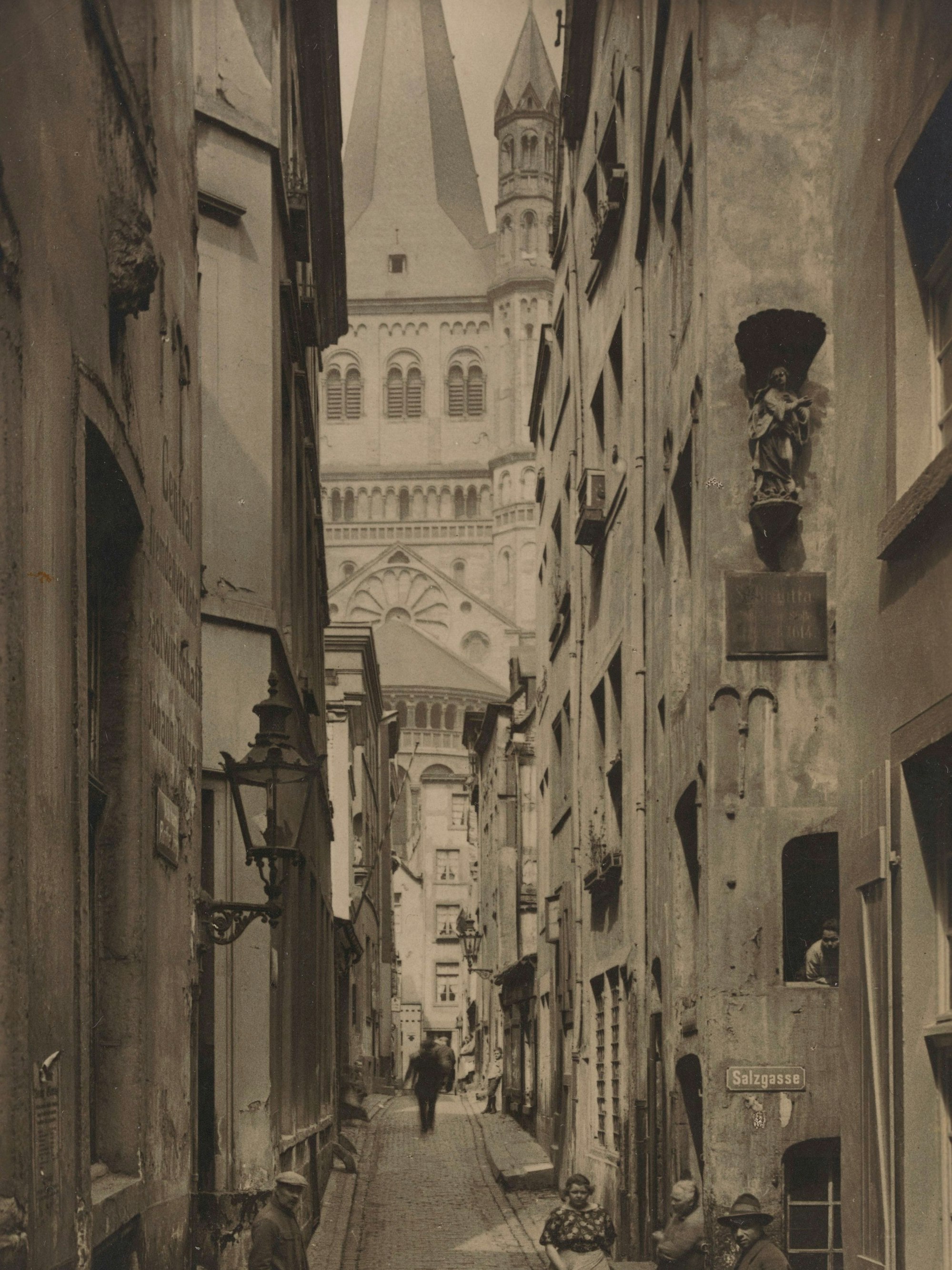 Eine Ansicht der engen Kölner Gasse Auf dem Rothenberg um 1920.