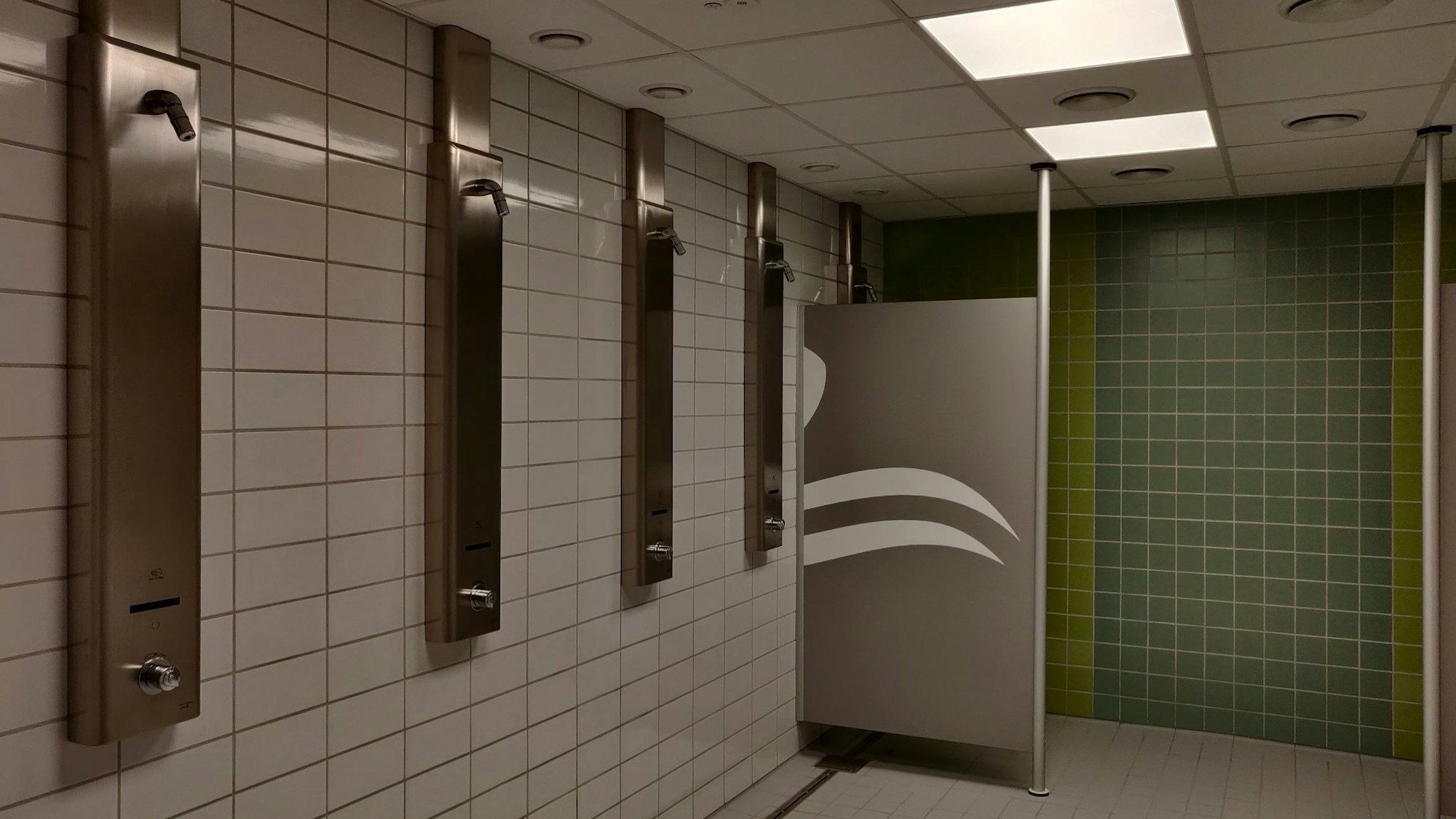 Blick in die Herren-Duschen.