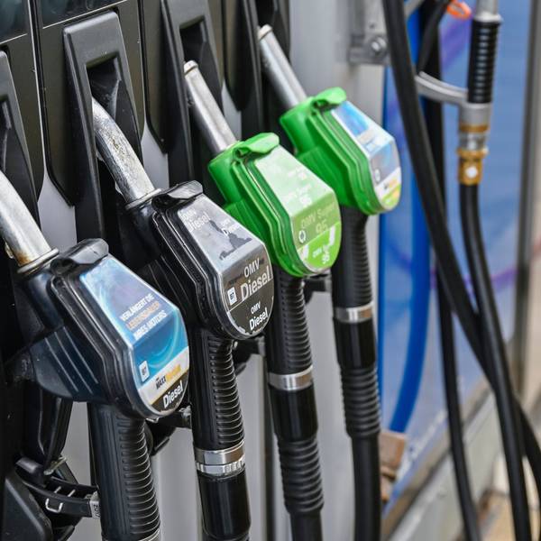 Zapfpistolen an einer Tankstelle. (Symbolbild)