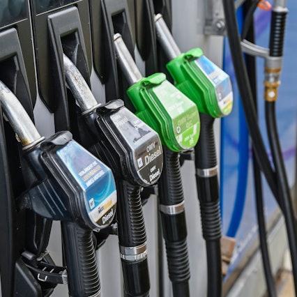 Zapfpistolen an einer Tankstelle. (Symbolbild)