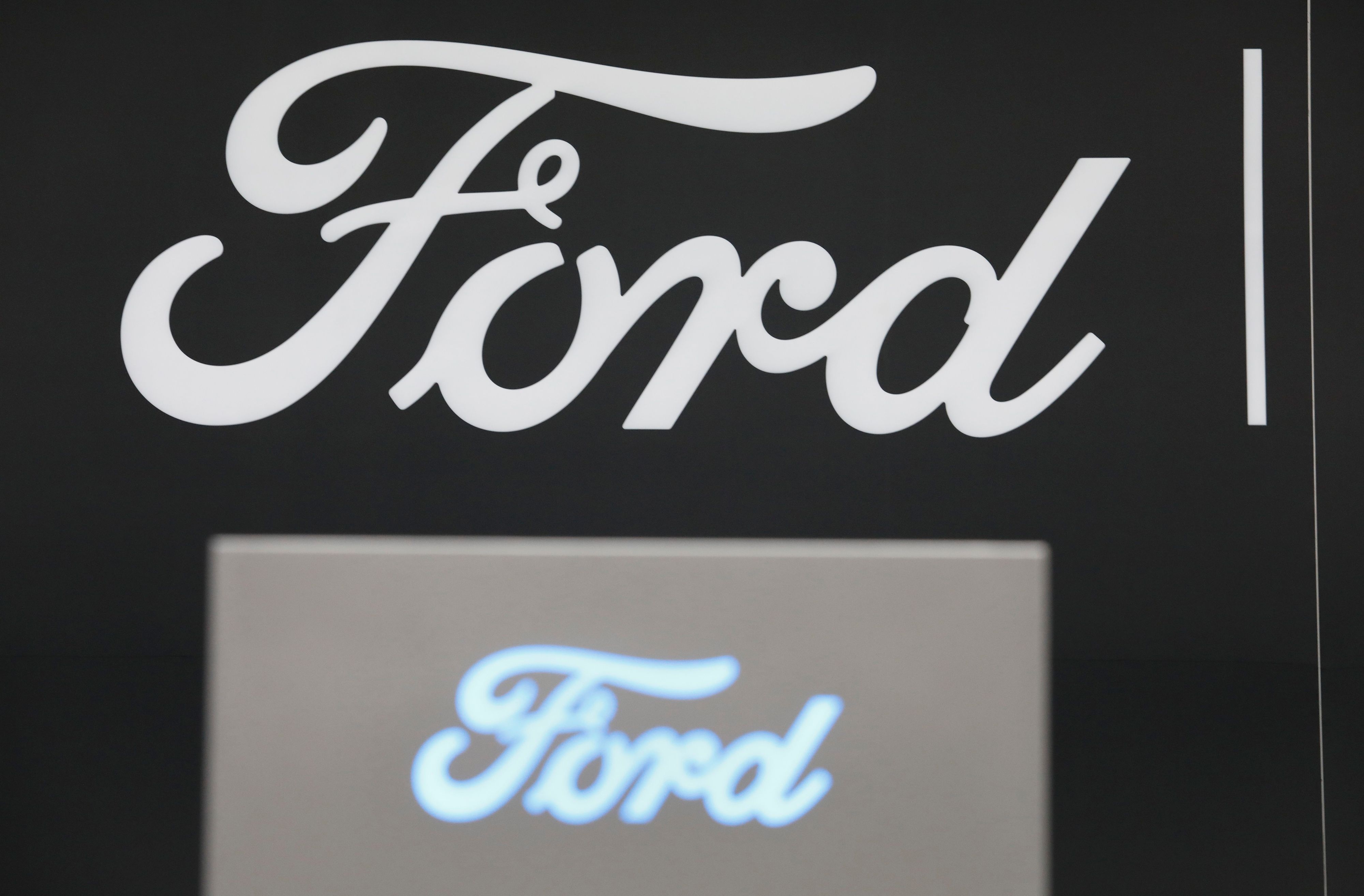 Ein Schild mit dem Logo des US-Autoherstellers Ford.