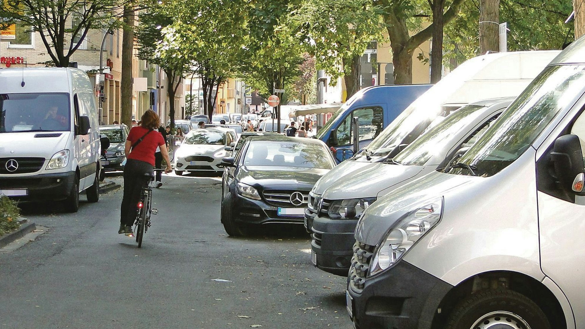 Zugeparkte Straße