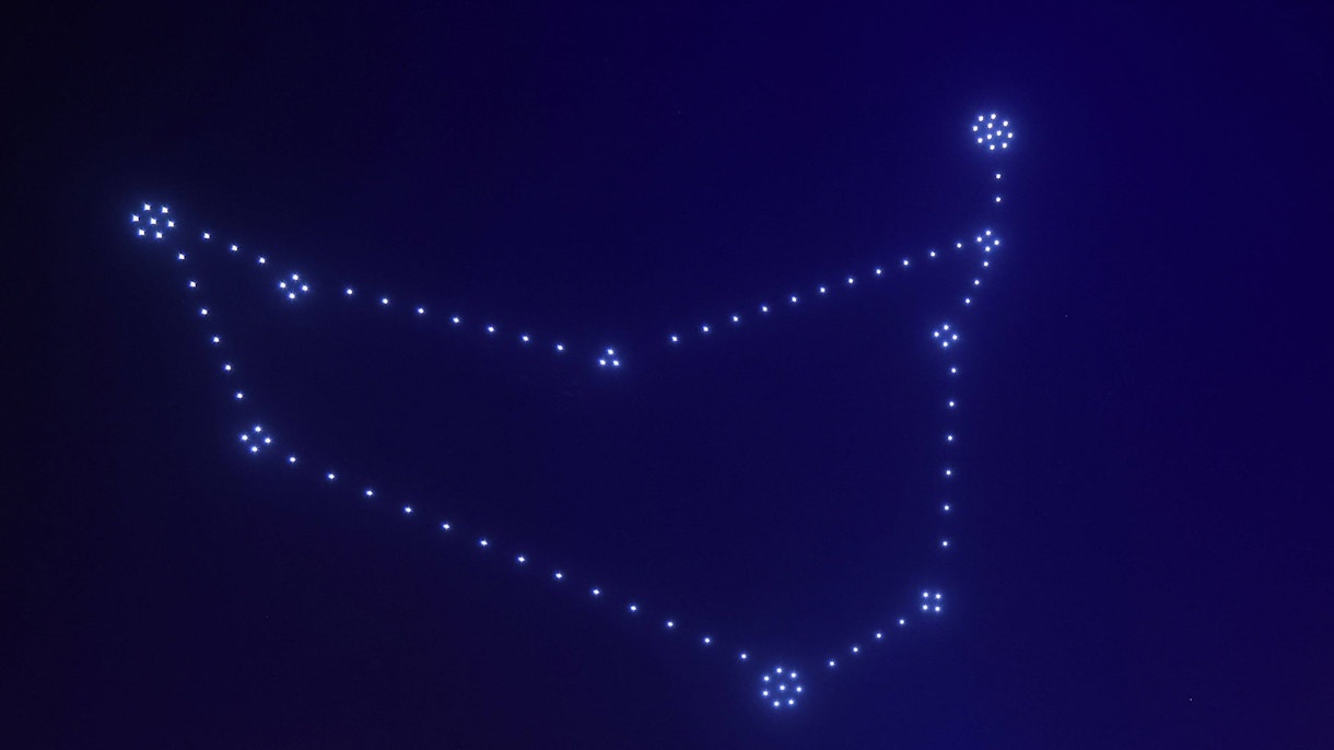 Drohnen luchten im Nachthimmel