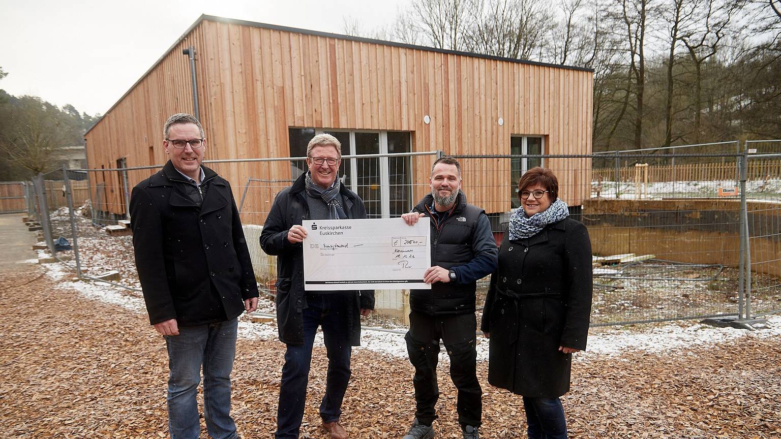 Mitglieder des Rotary-Club Euskirchen-Burgfey, Kindergartenleitung und der Bürgermeister stehen vor dem neuen Gebäude im Waldkindergarten.