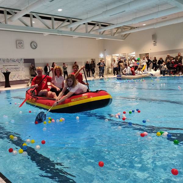 Schlauchboot mit Bälle-Angeln im Hallenbad.