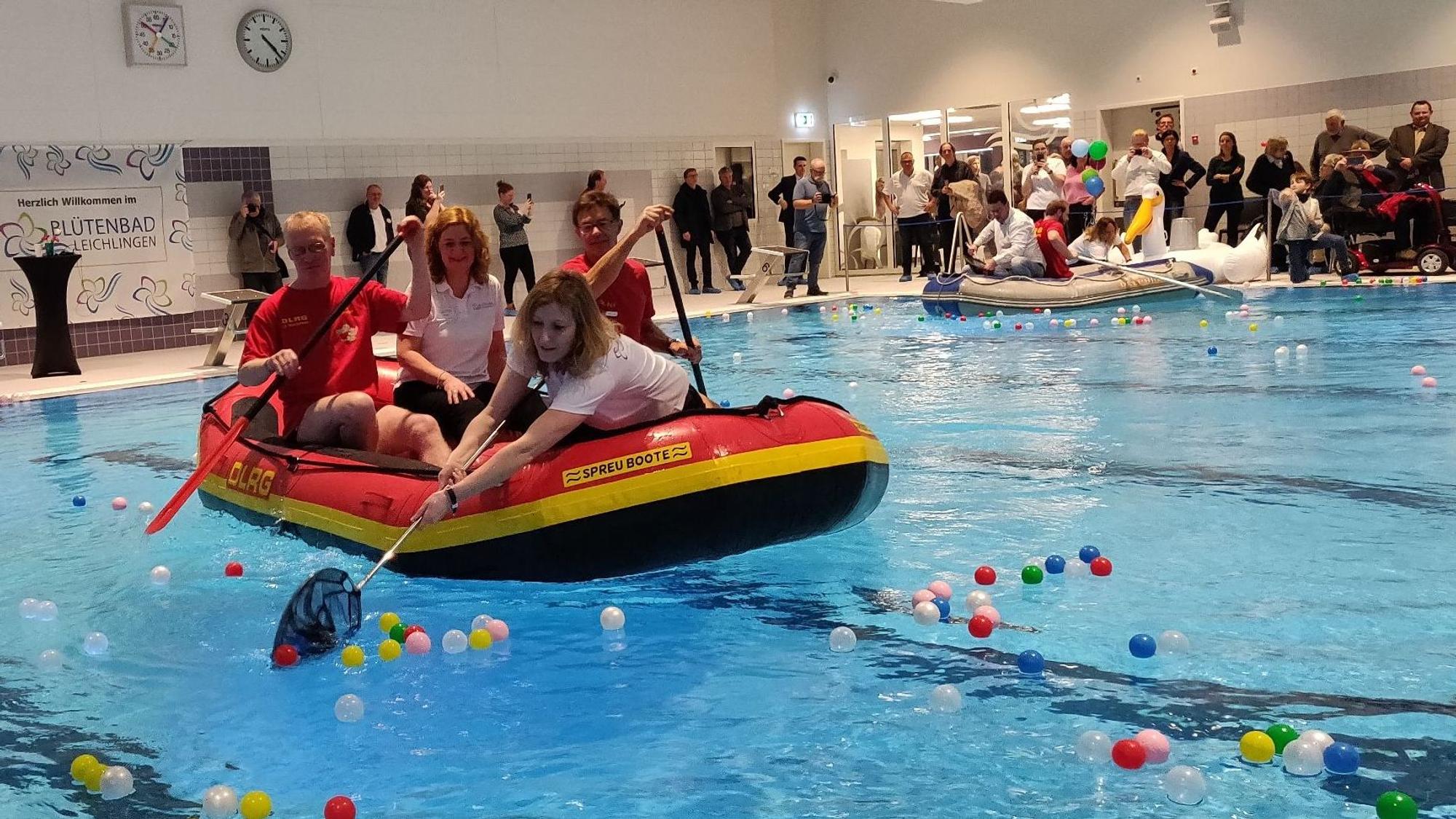 Schlauchboot mit Bälle-Angeln im Hallenbad.
