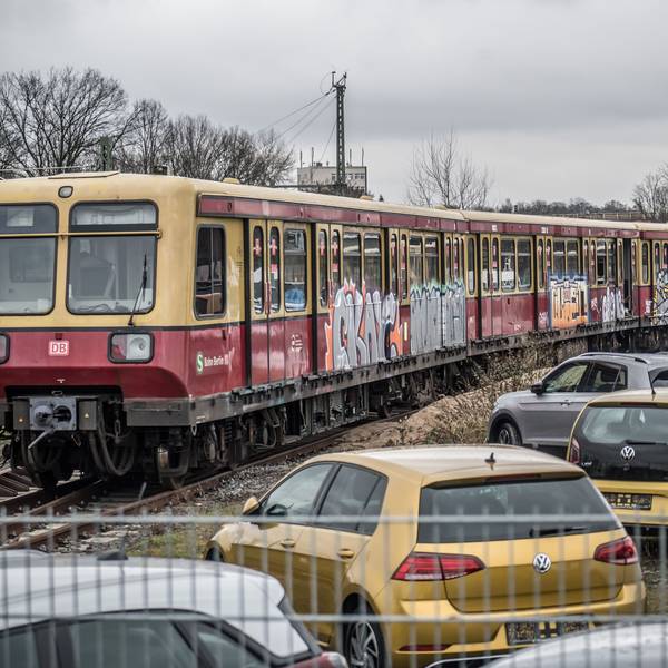 Letzter Halt Opladen: Berliner S-Bahn beim Bender zur Verschrottung. Foto: Ralf Krieger