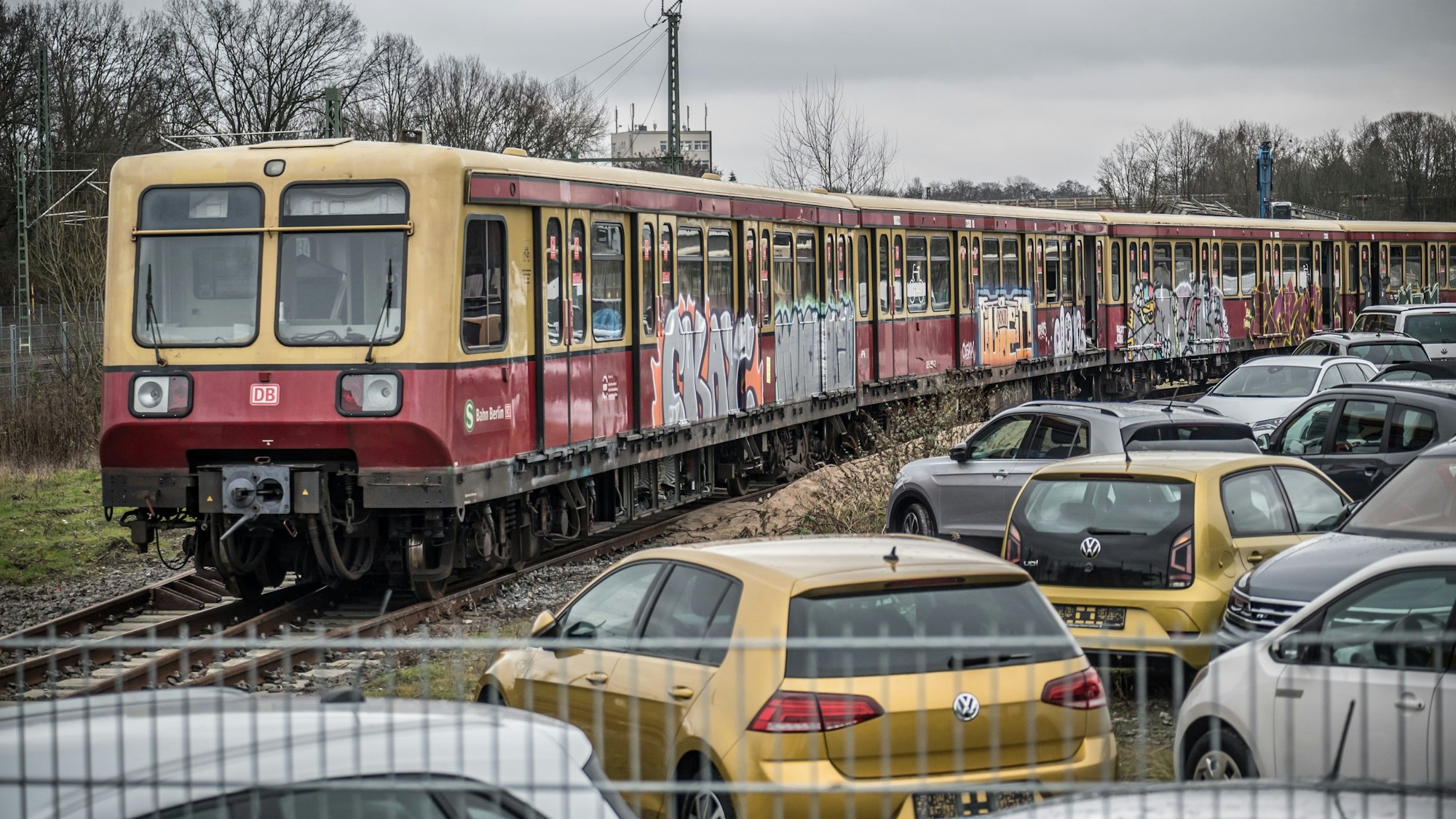 Letzter Halt Opladen: Berliner S-Bahn beim Bender zur Verschrottung. Foto: Ralf Krieger