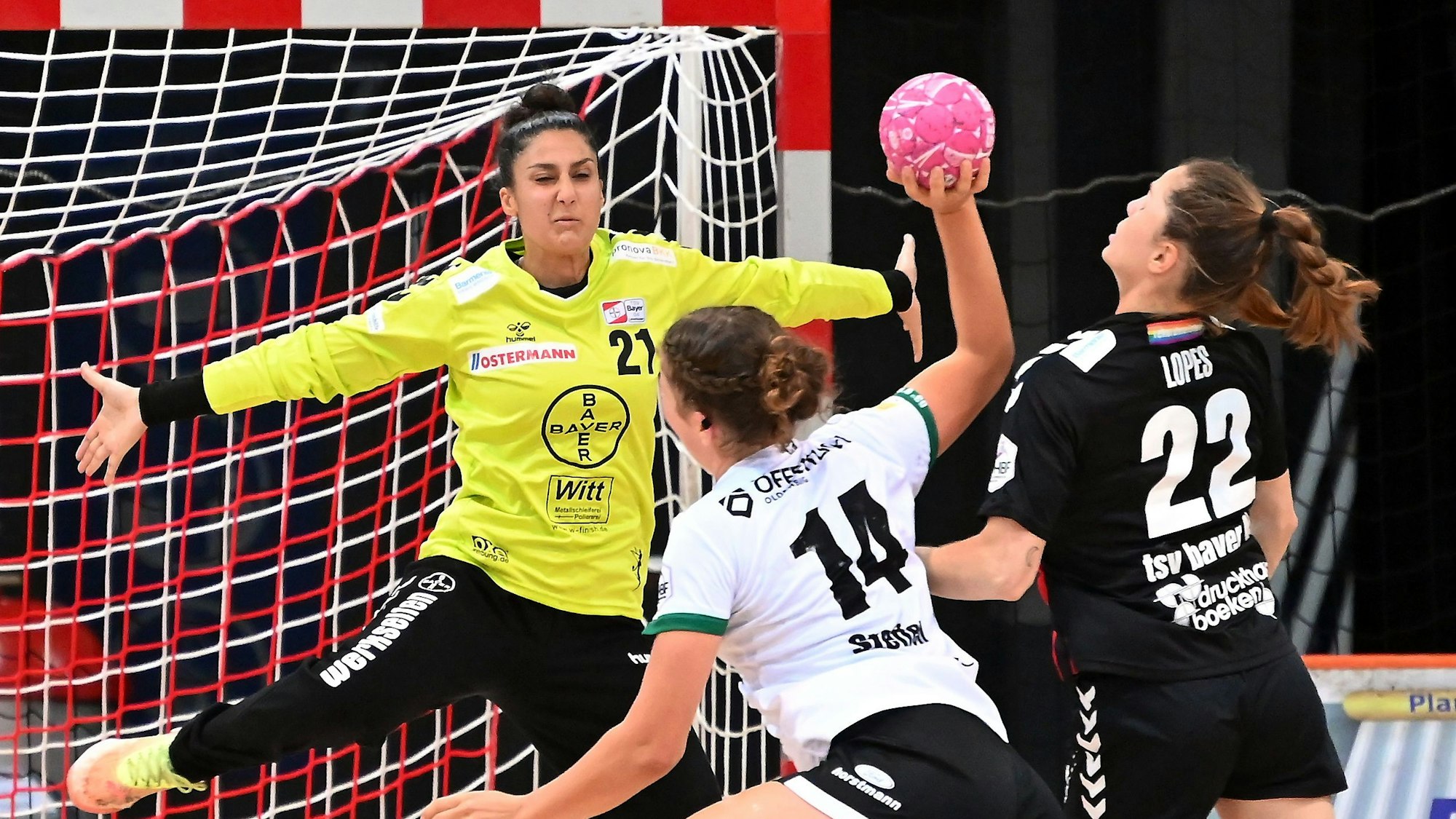 Eine Handballtorhüterin versucht, den Wurf ihrer Gegenspielerin zu parieren.