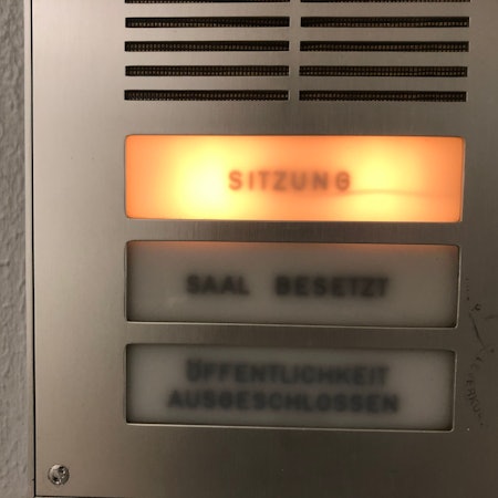 Das Schild „Sitzung“ ist erleuchtet im Amtsgericht Opladen.