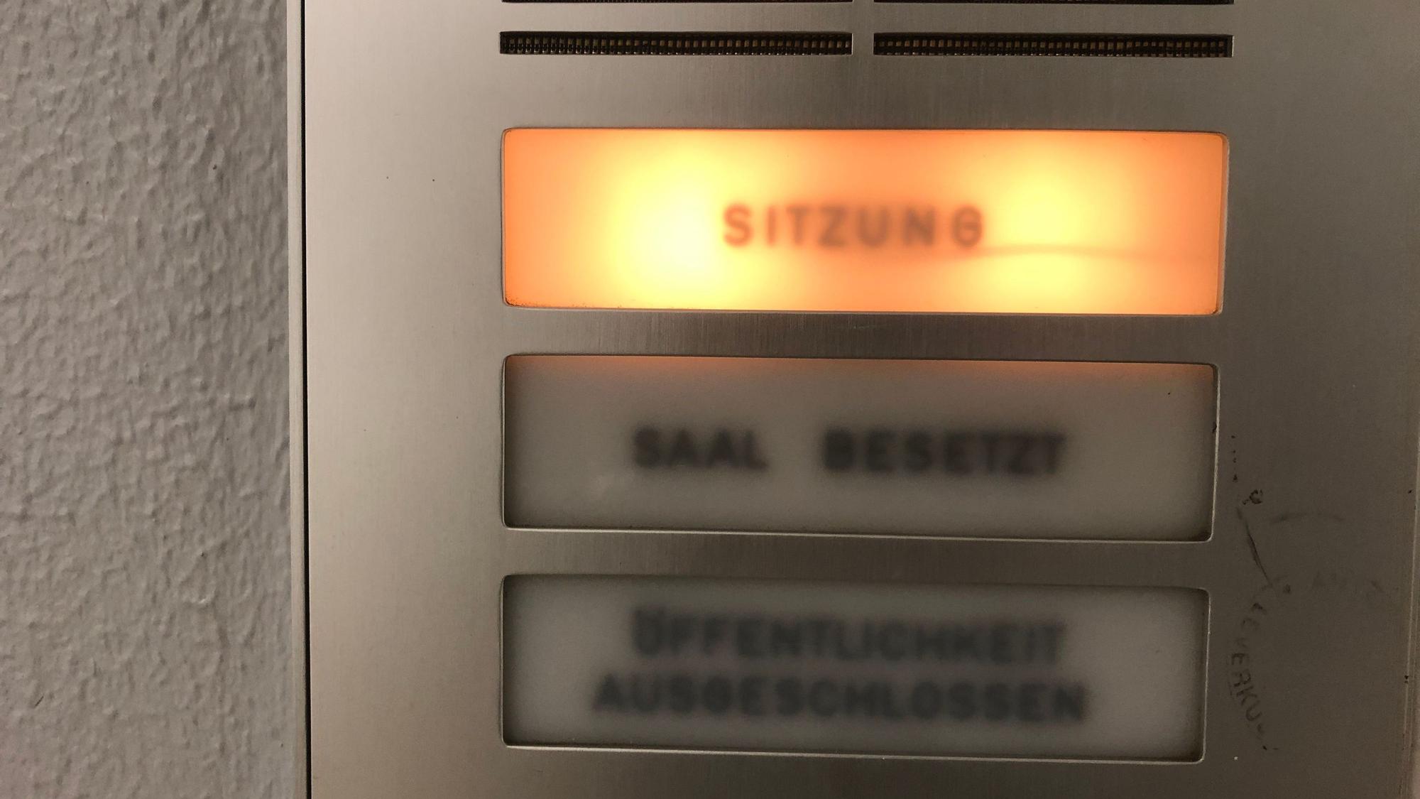 Das Schild „Sitzung“ ist erleuchtet im Amtsgericht Opladen.