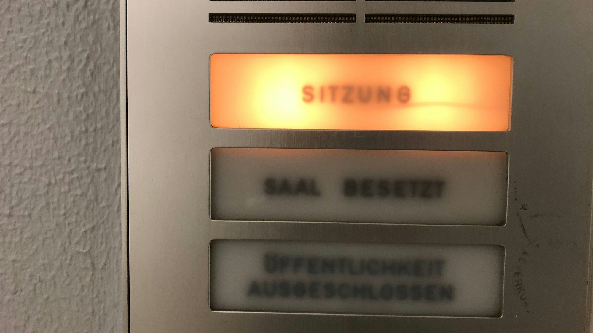 Das Schild „Sitzung“ ist erleuchtet im Amtsgericht Opladen.