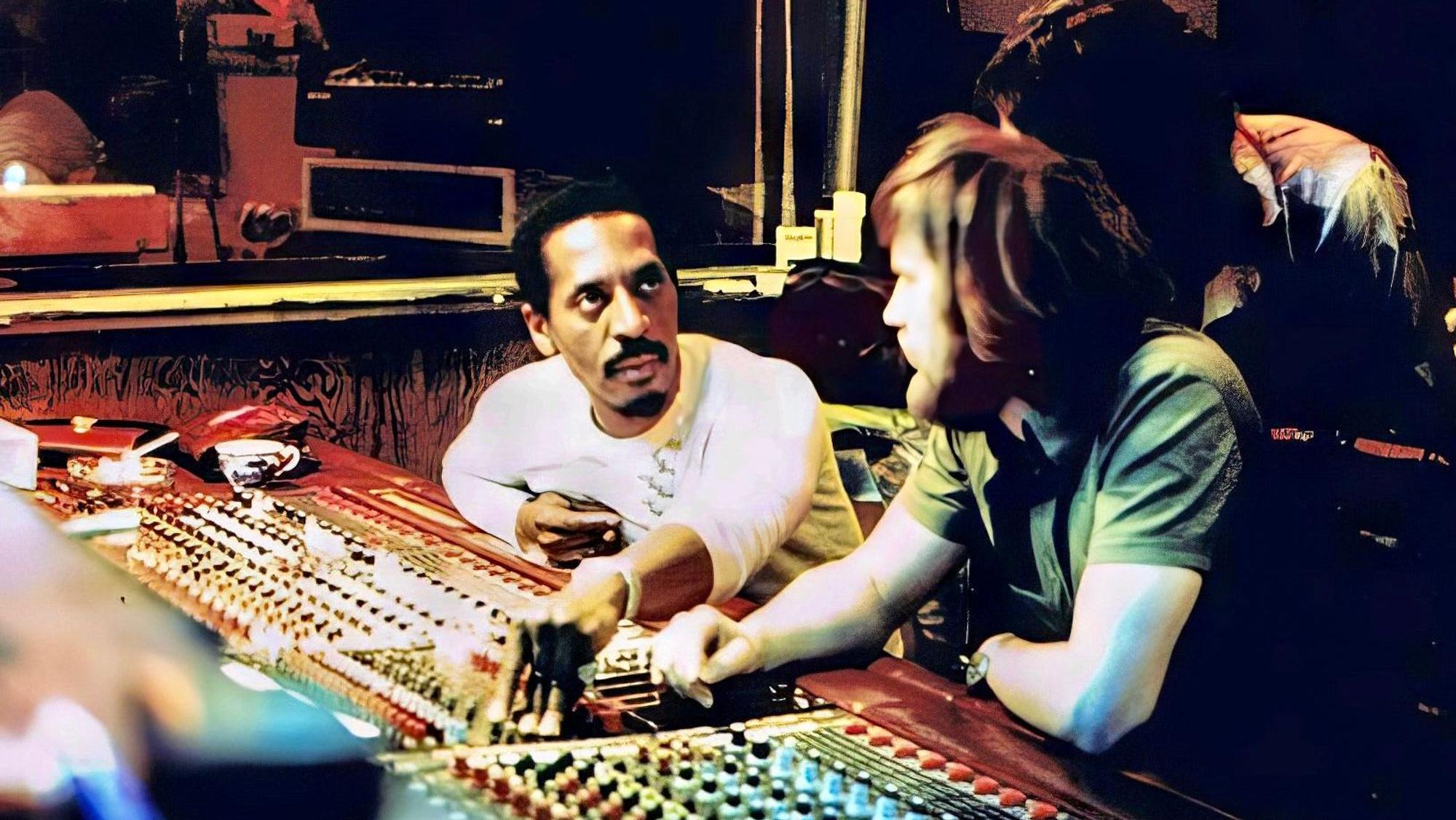 Ike Turner und Dieter Dierks sitzen am Mischpult.