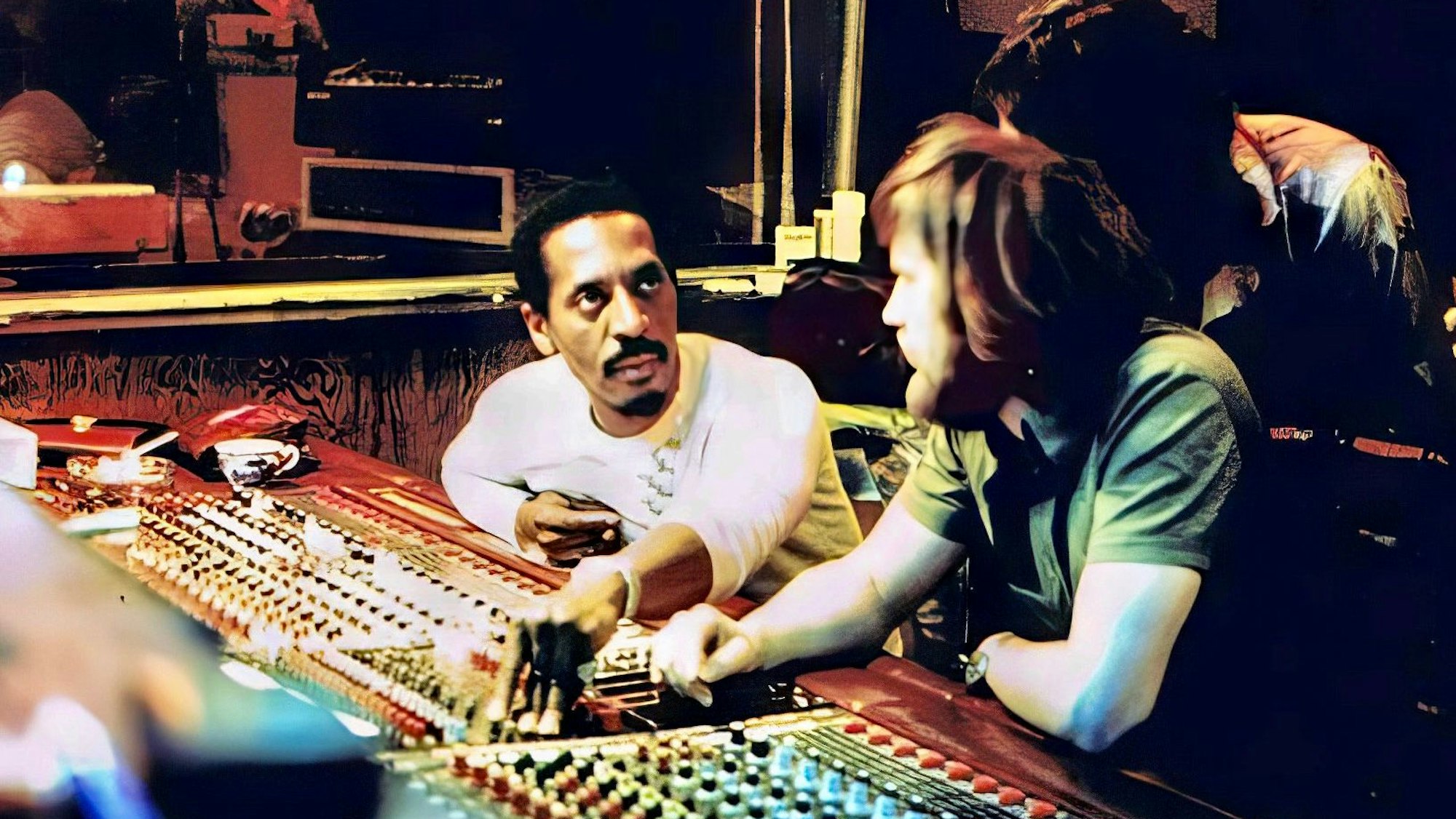 Ike Turner und Dieter Dierks sitzen am Mischpult.