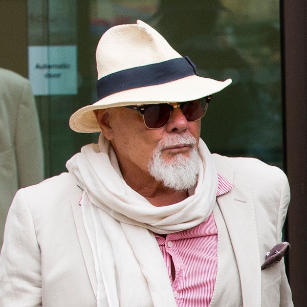 Gary Glitter in weißem Anzug.