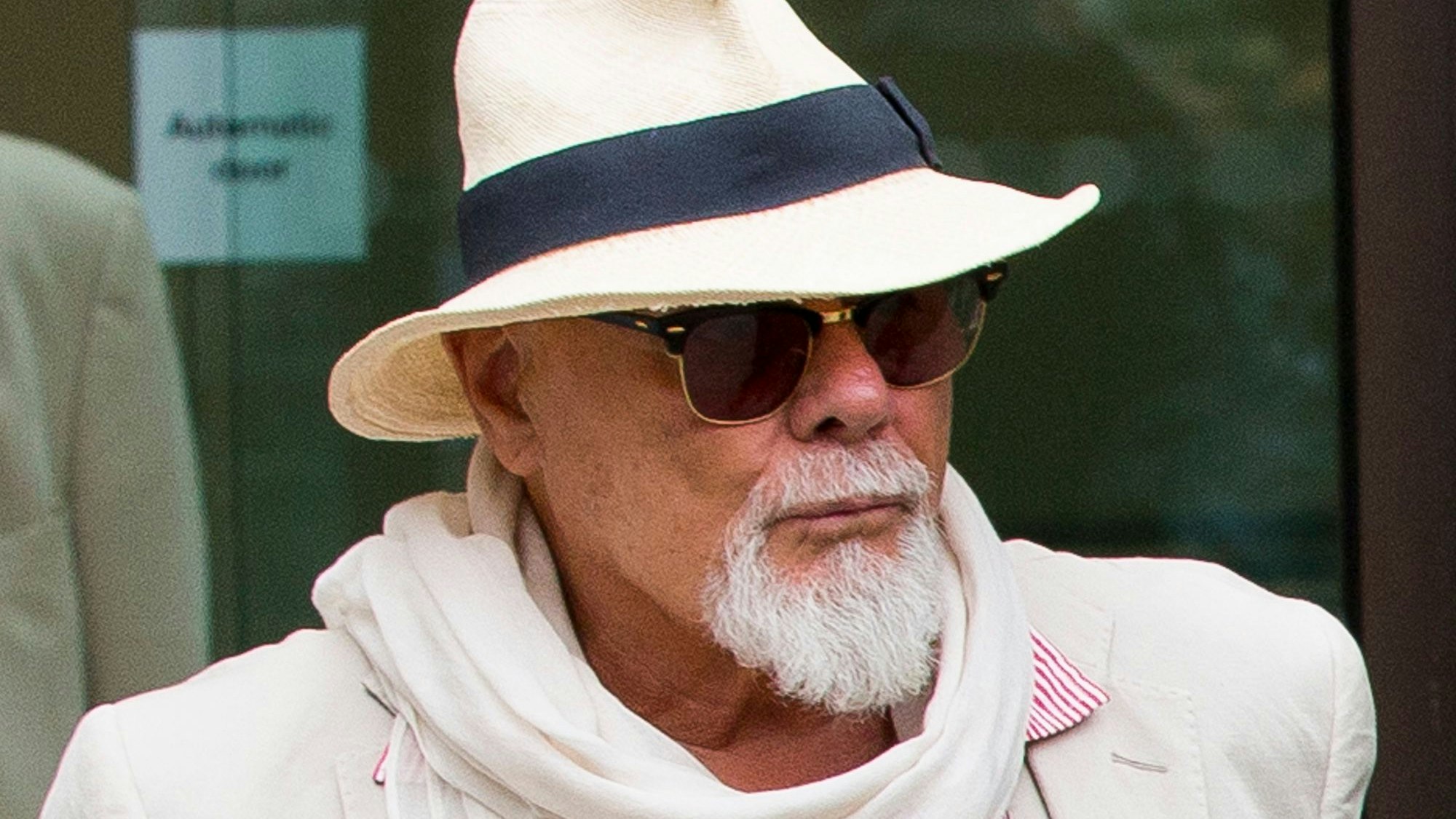 Gary Glitter in weißem Anzug.