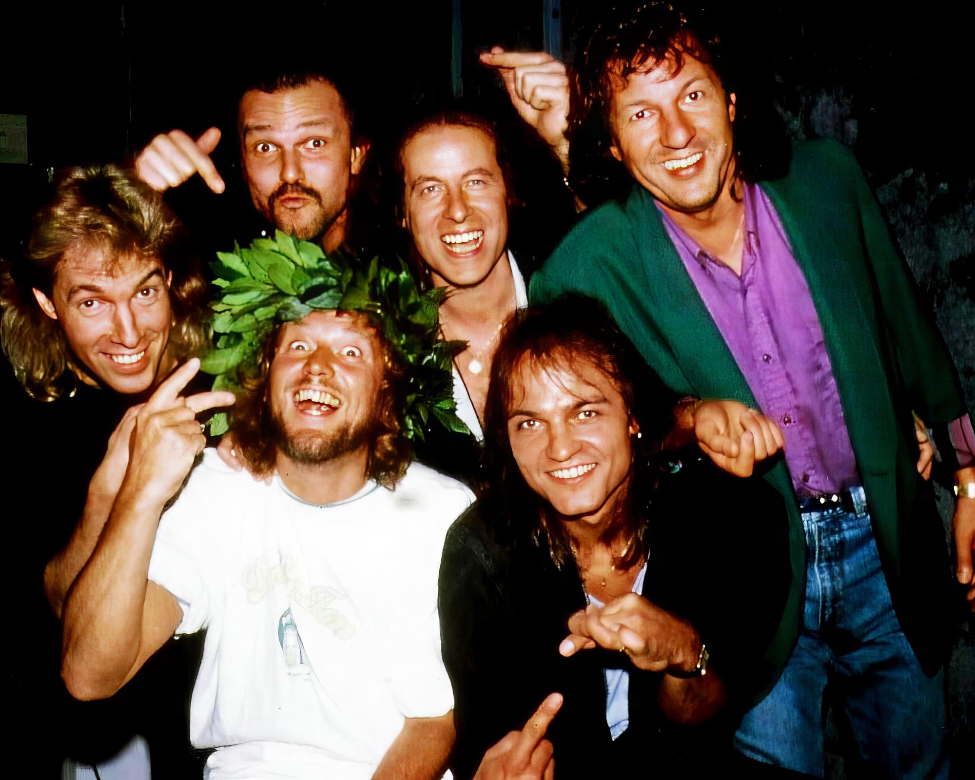 Dieter Dierks hat einen Lorbeerkranz auf und grinst mit den Scorpions in die Kamera.