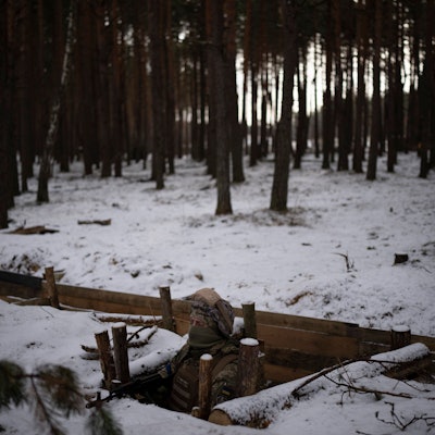 Ein ukrainischer Soldat steht in einer Stellung nahe der Grenze zu Belarus (Symbolbild)