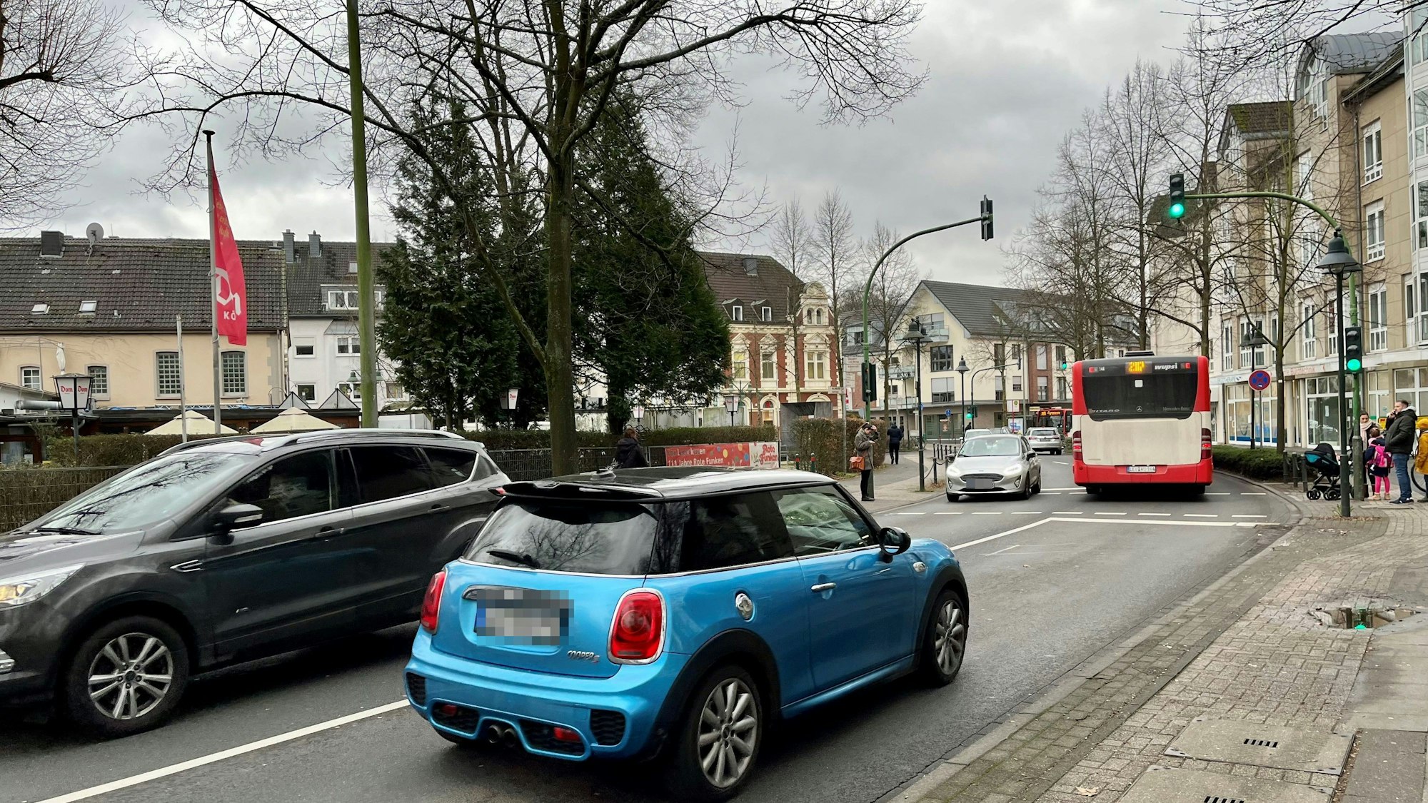 Autos auf der Oulu-Straße in Schlebusch