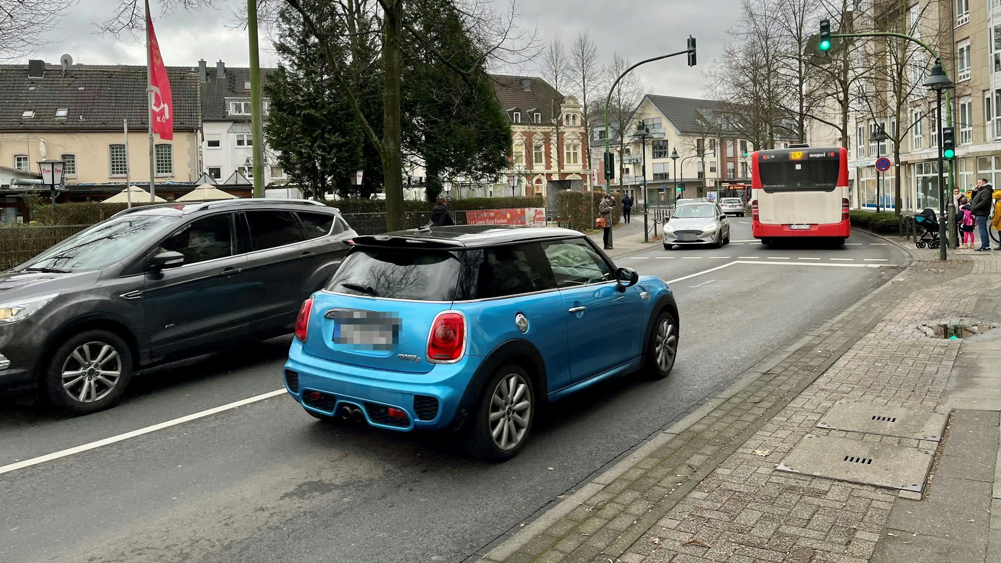 Autos fahren auf der Mülheimer Straße in Schlebusch