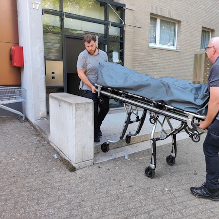 Der Leichnam des erschossenen Mieters wird im August 2022 aus dem Wohnheim in Köln-Ostheim abtransportiert.