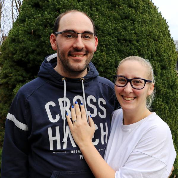 Das Foto zeigt Pierre Fassbender und Denise Grassmé. Er hat ihr Ende Januar bei einer Karnevalsveranstaltung in Frechen einen Heiratsantrag auf der Bühne gemacht.