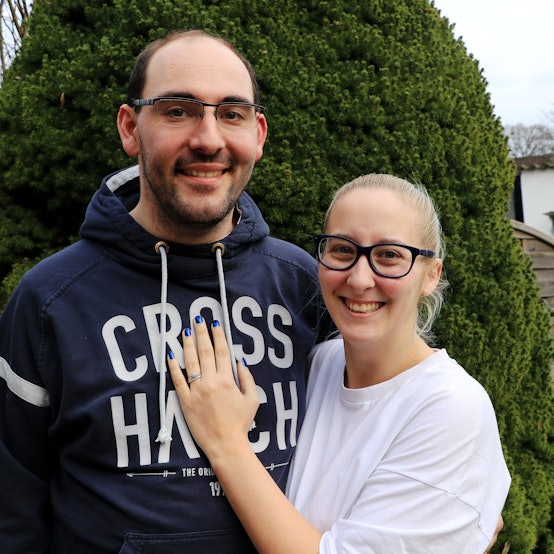 Das Foto zeigt Pierre Fassbender und Denise Grassmé. Er hat ihr Ende Januar bei einer Karnevalsveranstaltung in Frechen einen Heiratsantrag auf der Bühne gemacht.