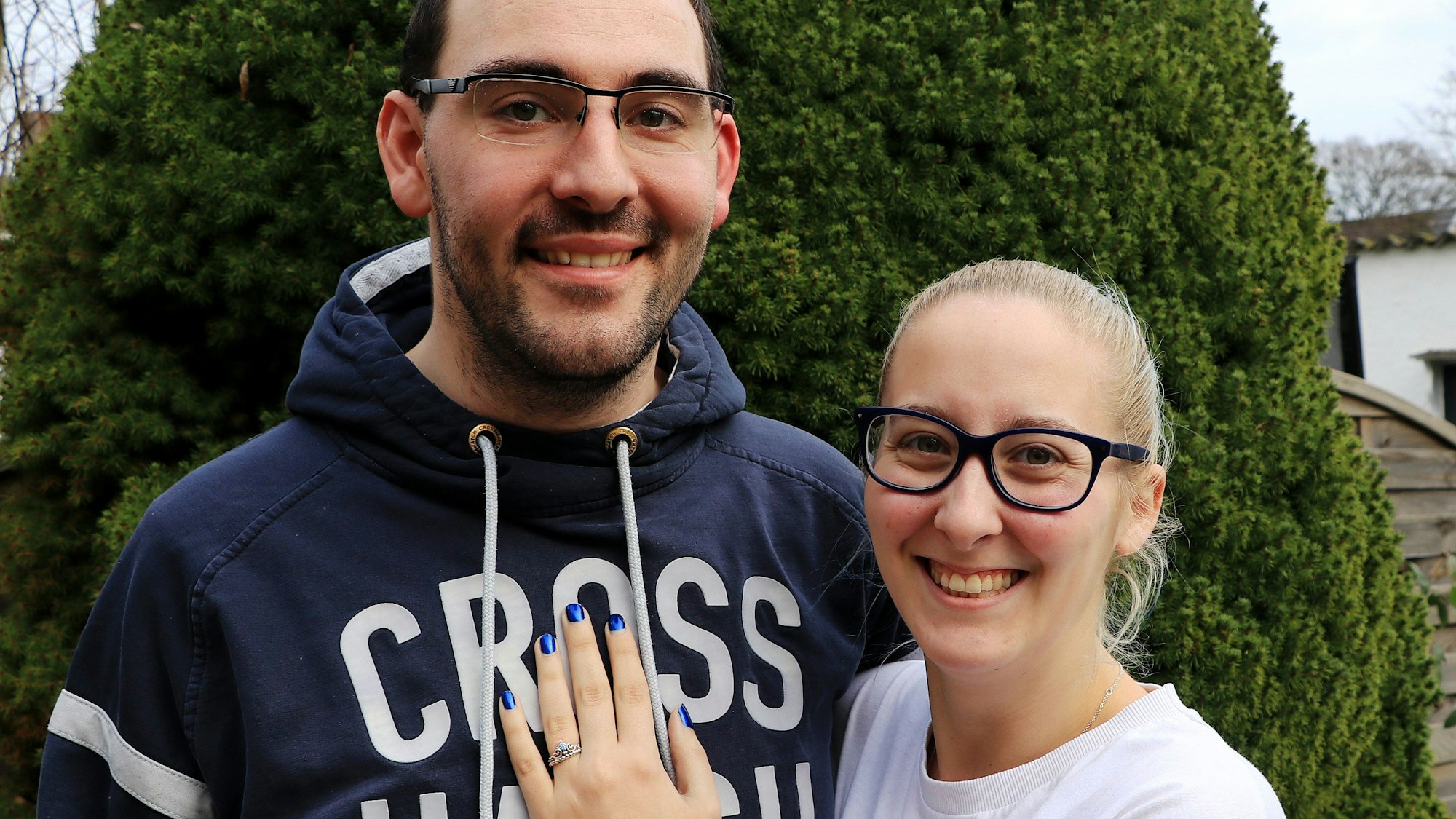 Das Foto zeigt Pierre Fassbender und Denise Grassmé. Er hat ihr Ende Januar bei einer Karnevalsveranstaltung in Frechen einen Heiratsantrag auf der Bühne gemacht.