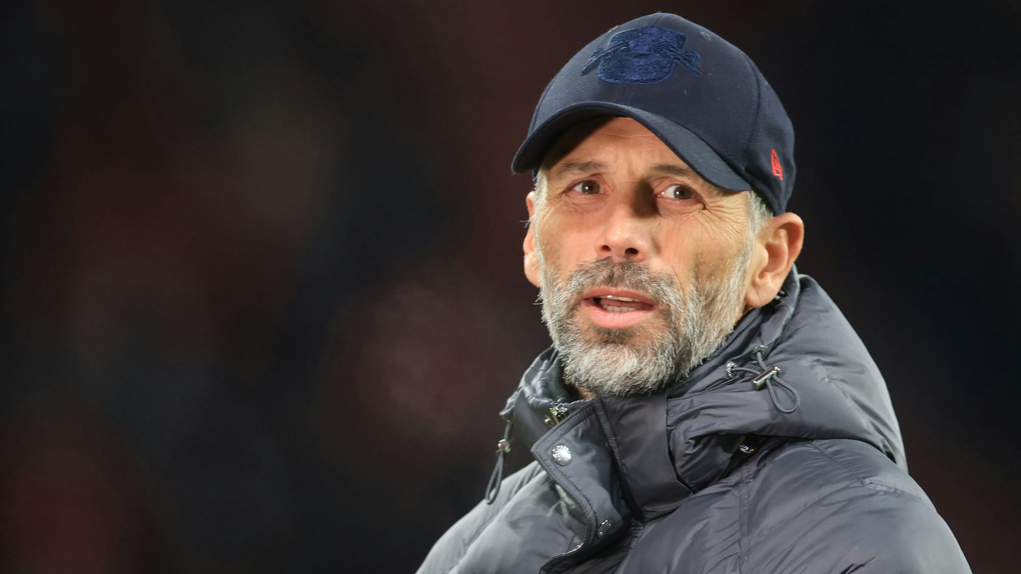 Leipzigs Trainer Marco Rose steht am Spielfeldrand während des DFB-Pokal-Achtelfinals gegen die TSG Hoffenheim.