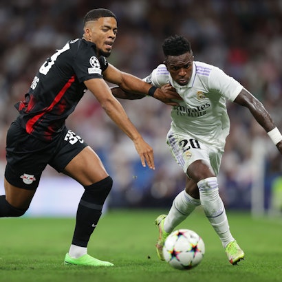 Benjamin Henrichs im Zweikampf mit Vinicius Junior von Real Madrid. Mit Leipzig hat er im September in der Champions League gegen die „Königlichen“ gespielt.
