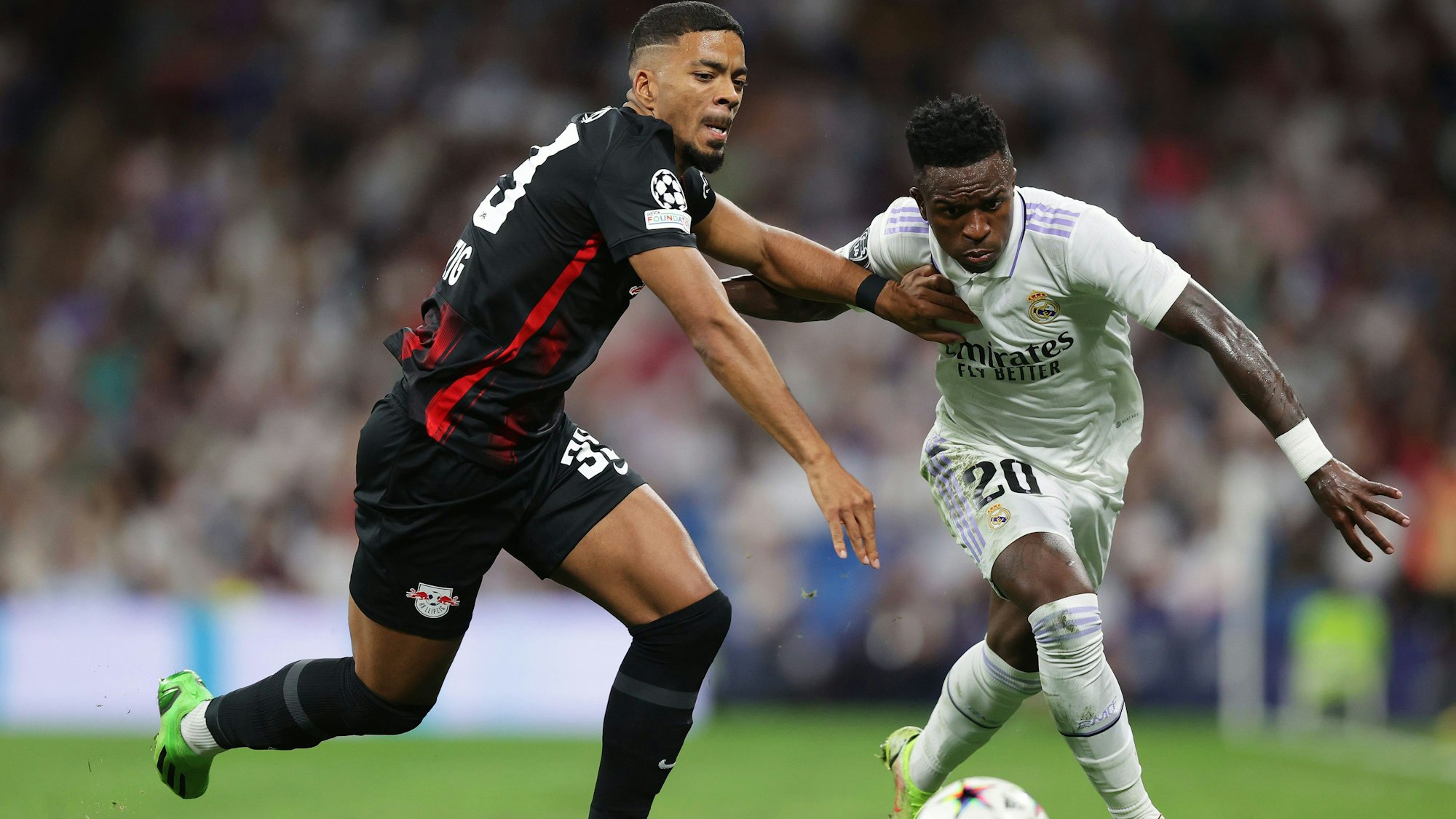 Benjamin Henrichs im Zweikampf mit Vinicius Junior von Real Madrid. Mit Leipzig hat er im September in der Champions League gegen die „Königlichen“ gespielt.