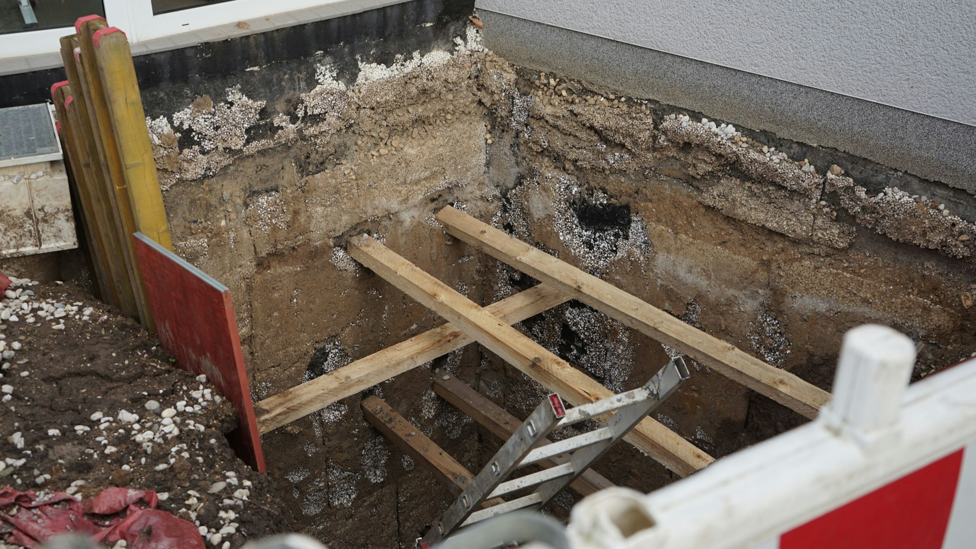 Das Bild zeigt eine Baustellengrube. Auch zwei Jahre nach der Flutkatastrophe ist das Vereinsheim der Spielvereinigung eine Baustelle.