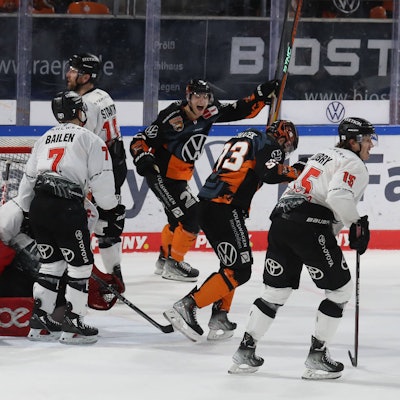 Das Tor zum 2:0 durch Wolfsburgs Spencer Machacek .