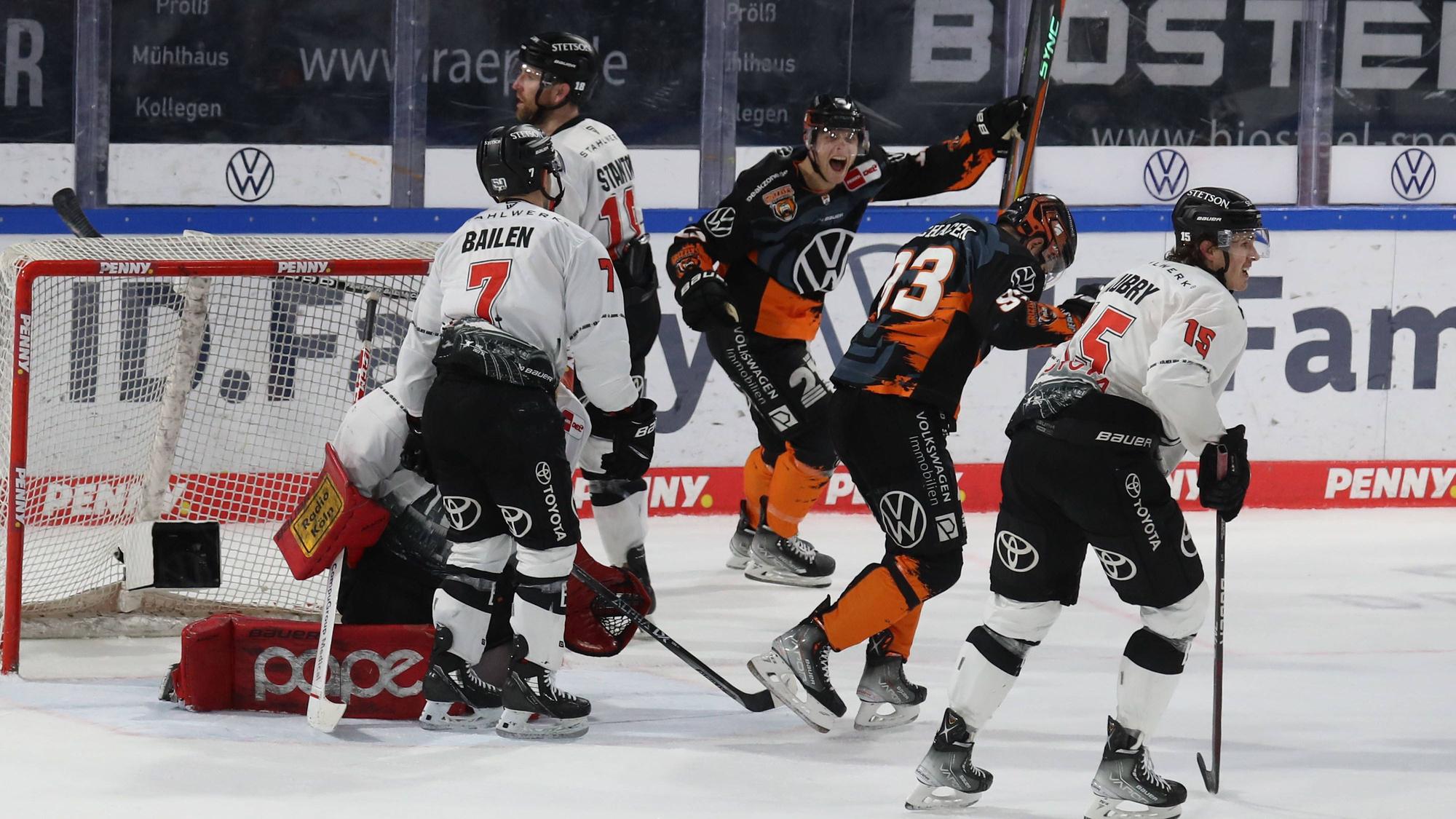 Das Tor zum 2:0 durch Wolfsburgs Spencer Machacek .