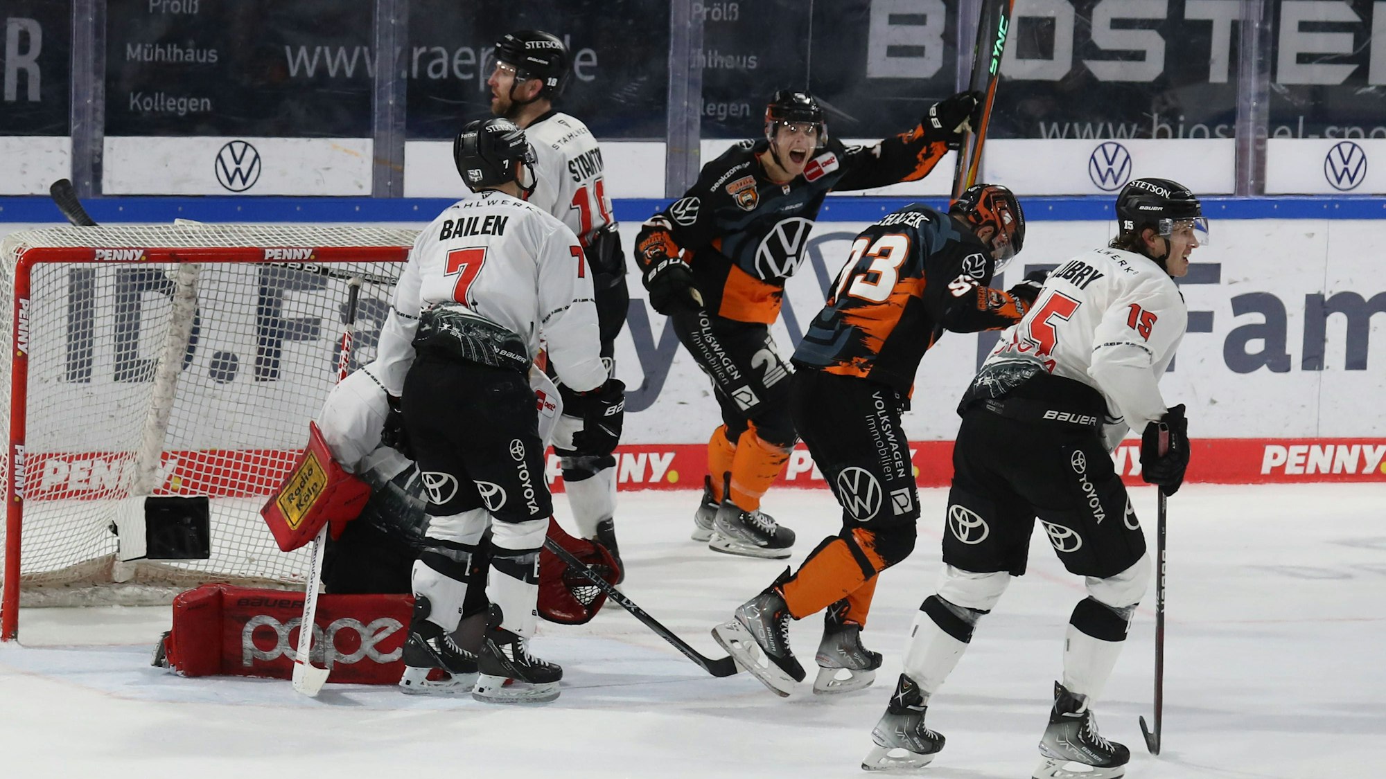 Das Tor zum 2:0 durch Wolfsburgs Spencer Machacek .