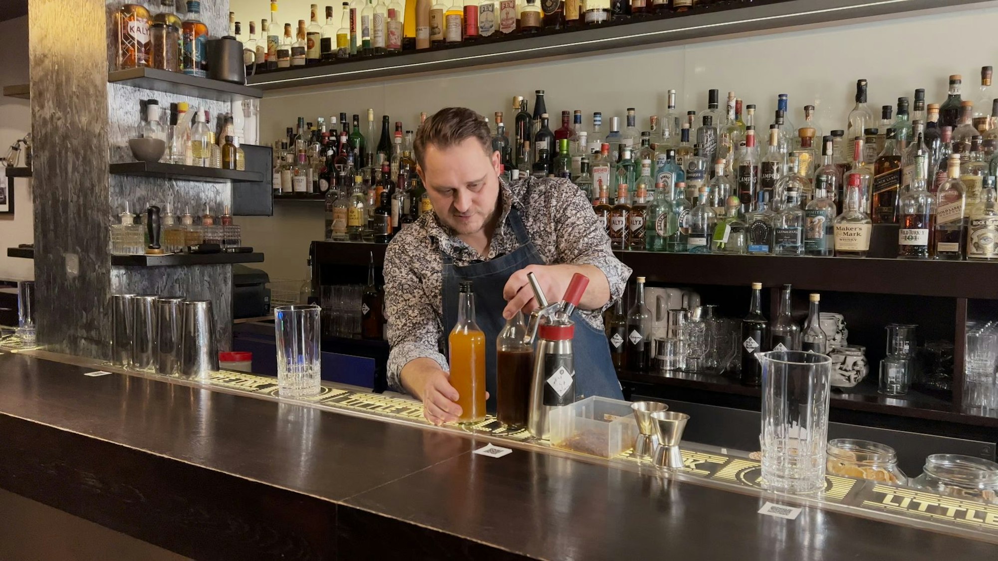 Barmanager Lars Holzem mixt den Rievkooche-Cocktail hinter der Bar des „Little Link“.