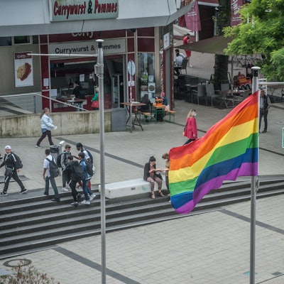 Regenbogen-fahne in Wiesdorf, rathausvorplatz, für Schwule, Lesben etc. Foto: Ralf Krieger