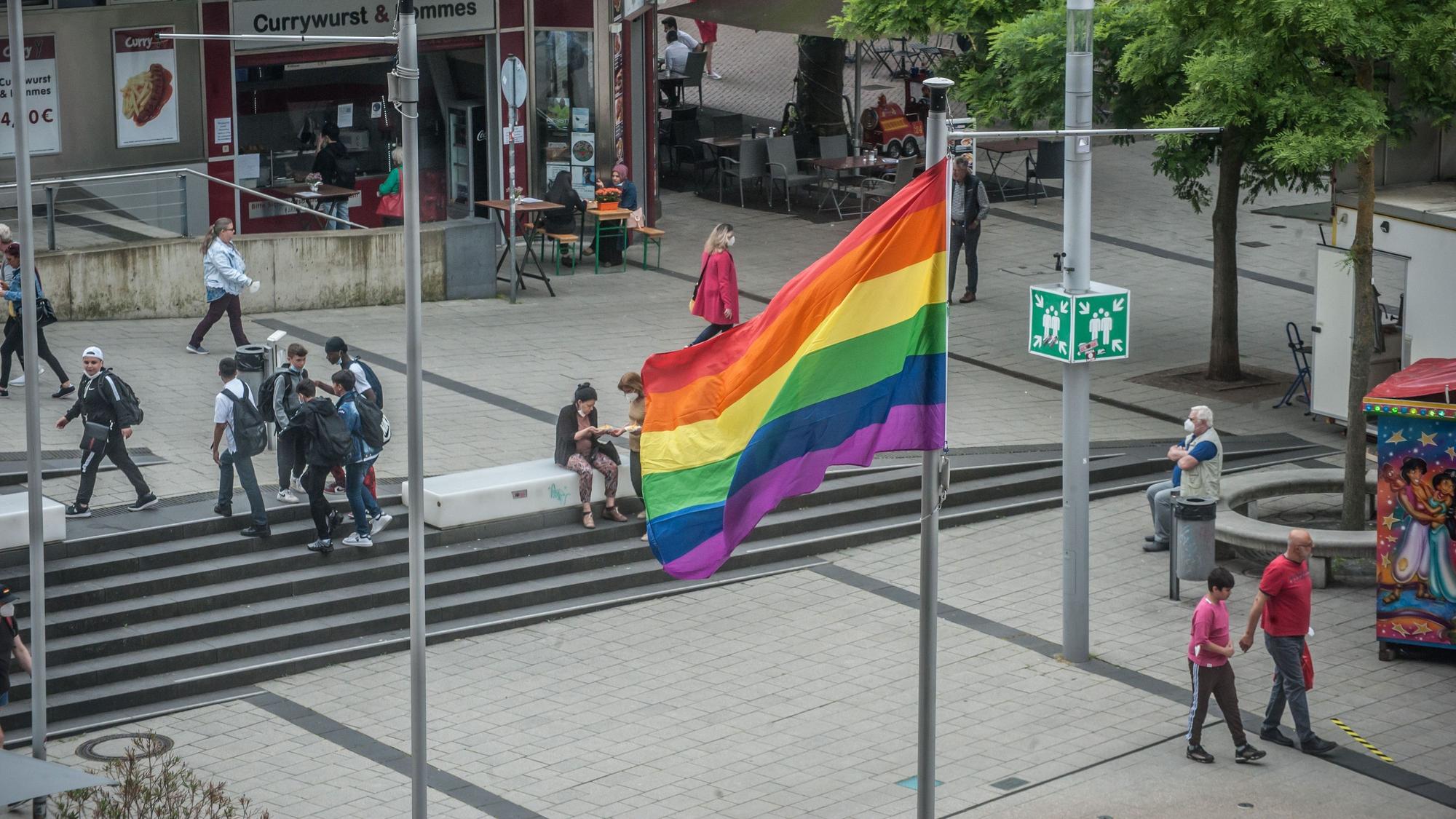 Regenbogen-fahne in Wiesdorf, rathausvorplatz, für Schwule, Lesben etc.