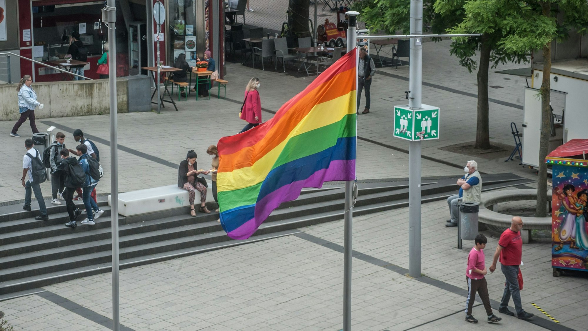 Regenbogen-fahne in Wiesdorf, rathausvorplatz, für Schwule, Lesben etc. Foto: Ralf Krieger