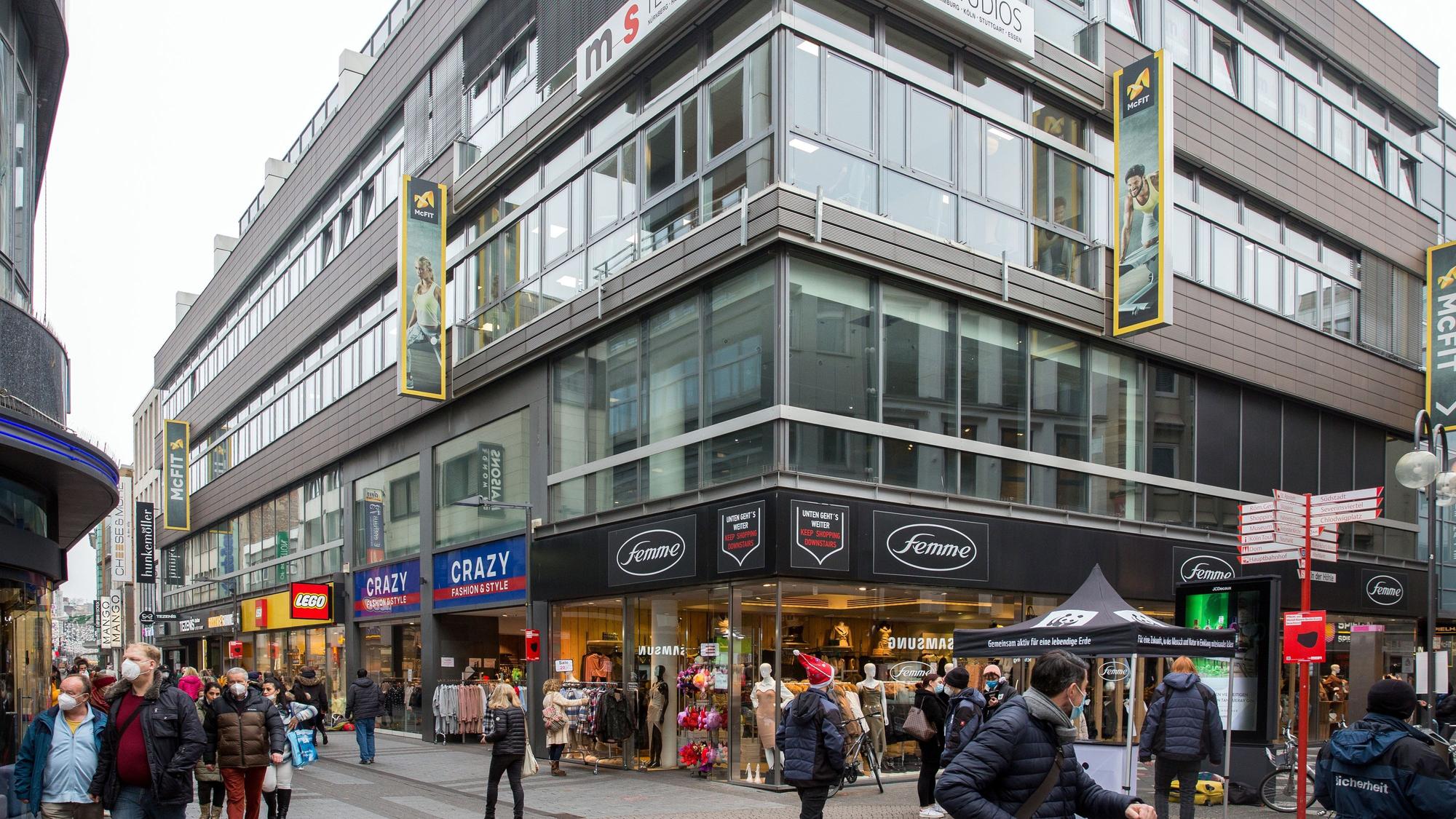 Das Bild zeigt ein Geschäftshaus in der Hohe Straße und viele Passanten.